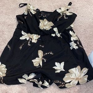 🌻V-NECK ADORABLE ROMPER!